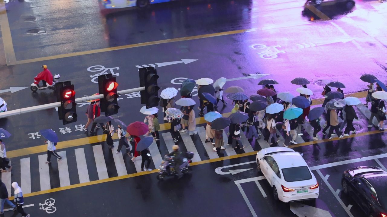 雨天城市街道路口人流 11