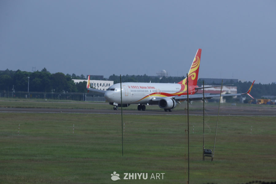 海南航空飞机在机场跑道起飞