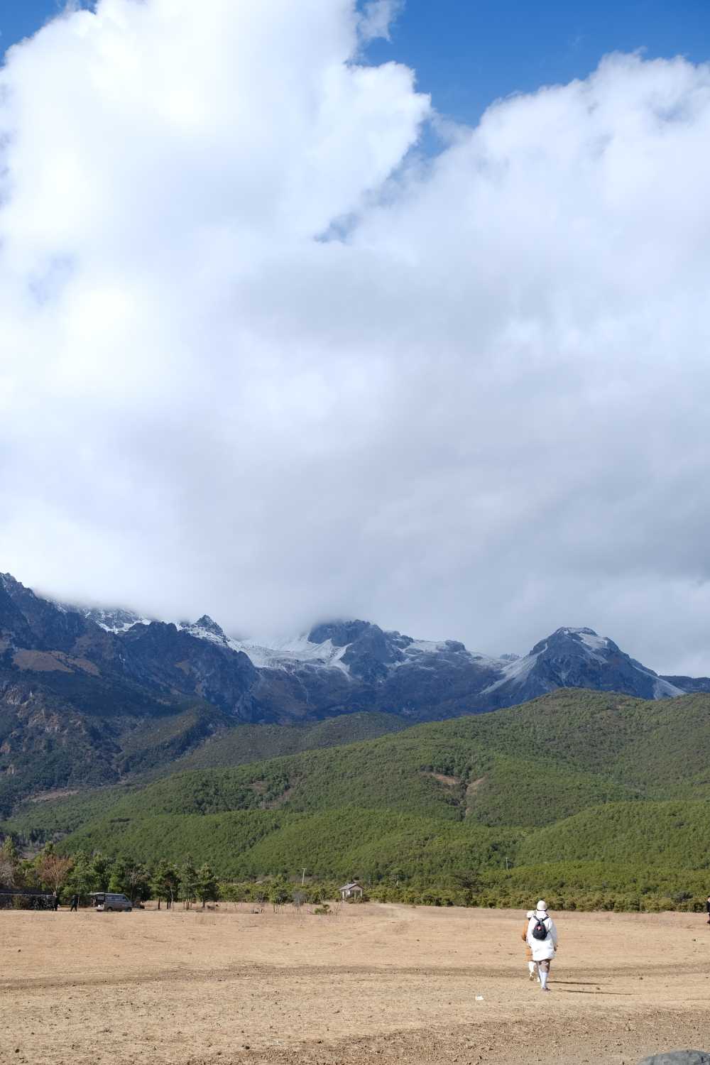 雪山脚下
