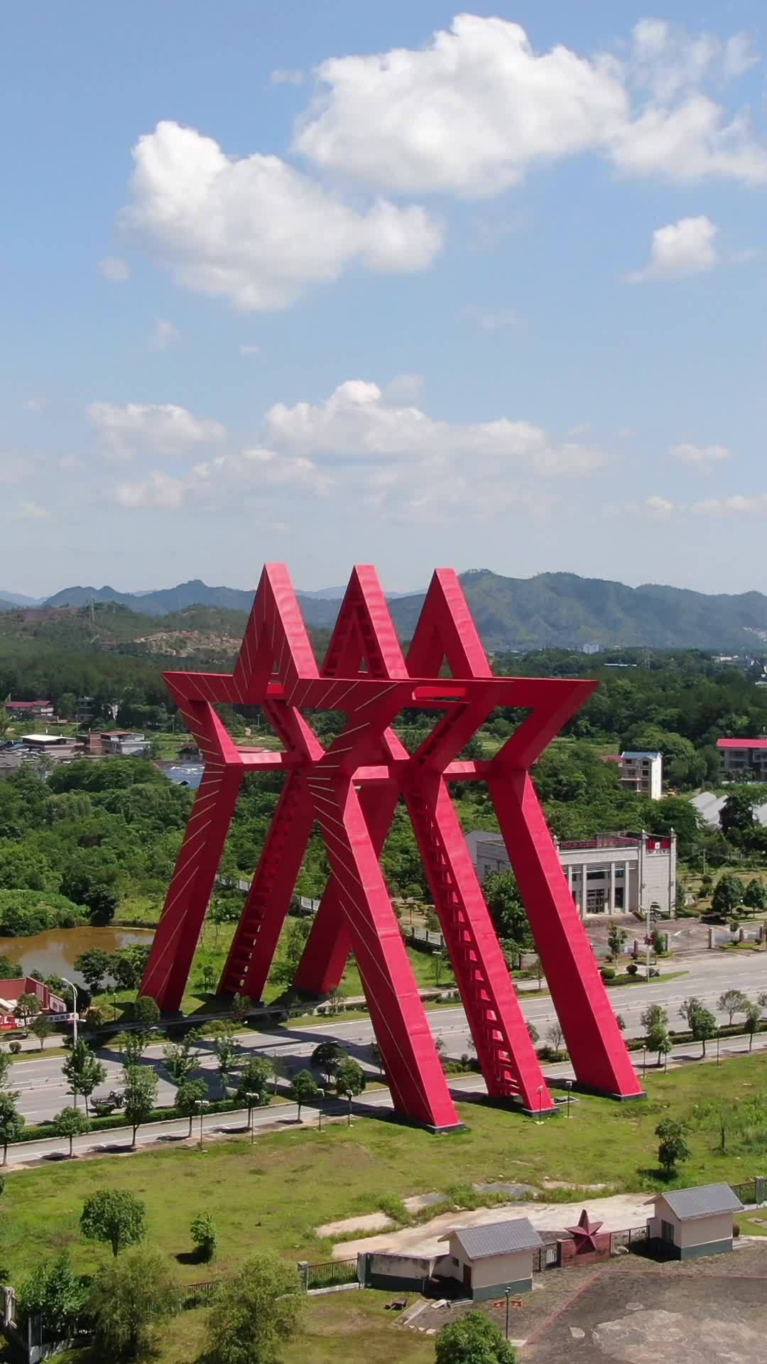 红色雕塑与自然风光