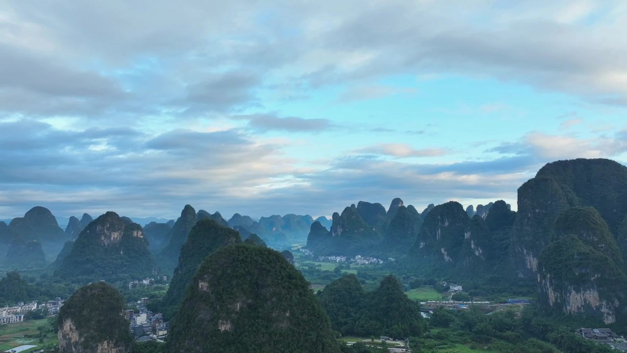 晨曦中的喀斯特山景
