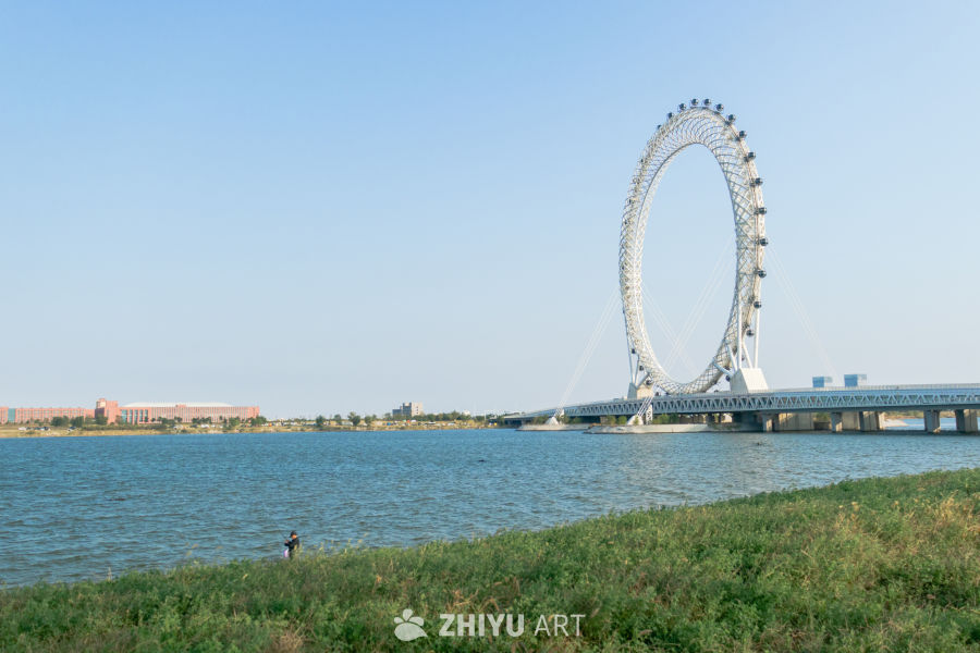 湖畔摩天轮与钓鱼人