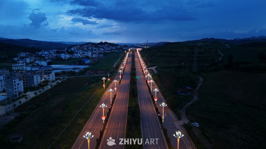 夜幕下的乡村公路