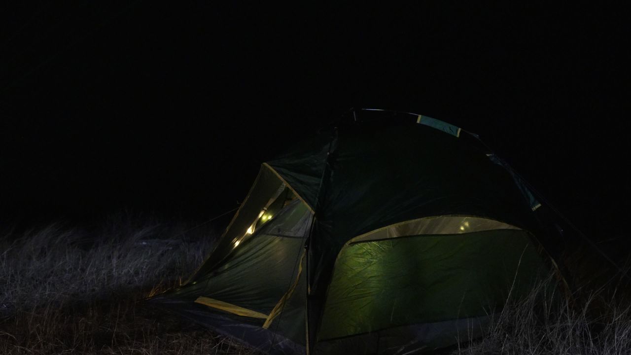 狂风肆虐下的帐篷
