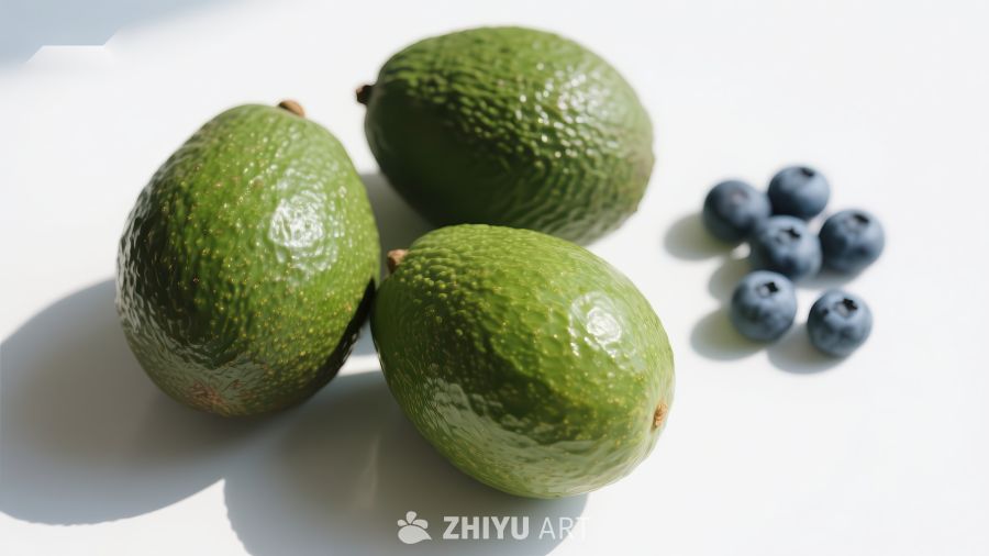 新鲜牛油果与蓝莓的静物组合