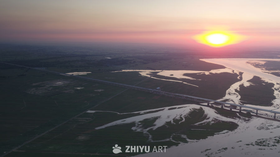 夕阳下的河流与湿地