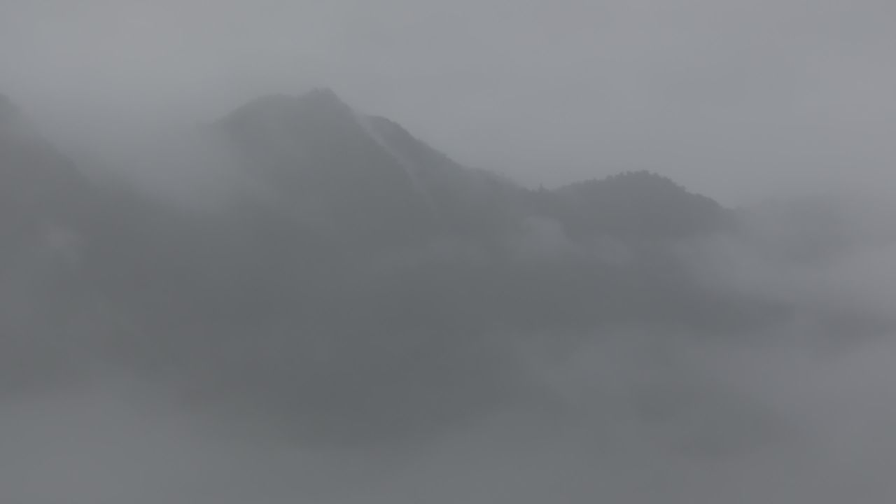 山峦隐于云海