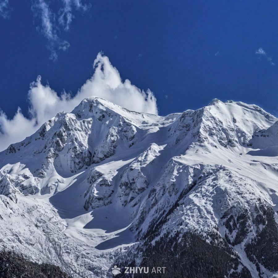 一座雪山覆盖着厚厚的积雪，高耸的山峰直插蓝天。天空