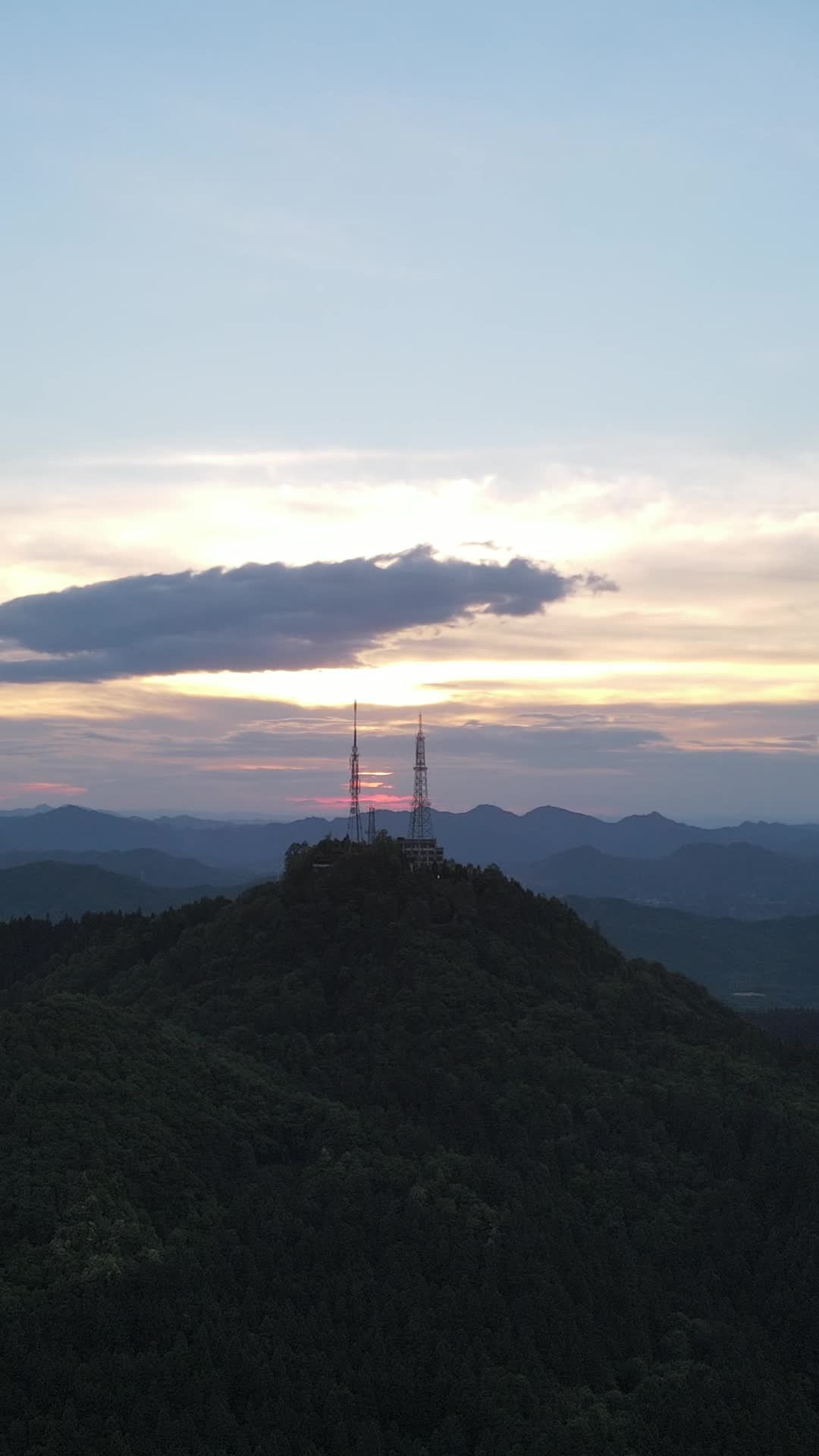 山巅日落与通信塔