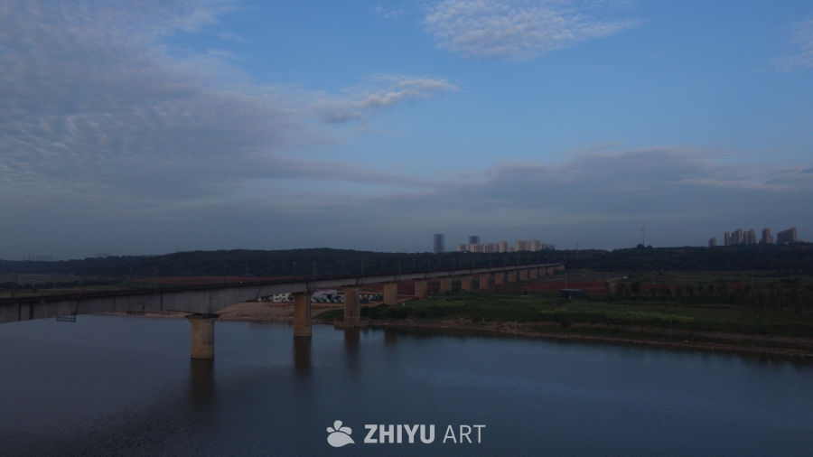 跨河大桥与远处的城市