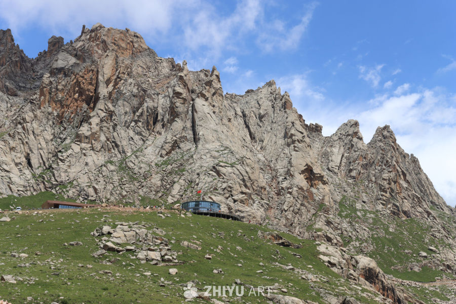 高山之巅的绿色草原与建筑