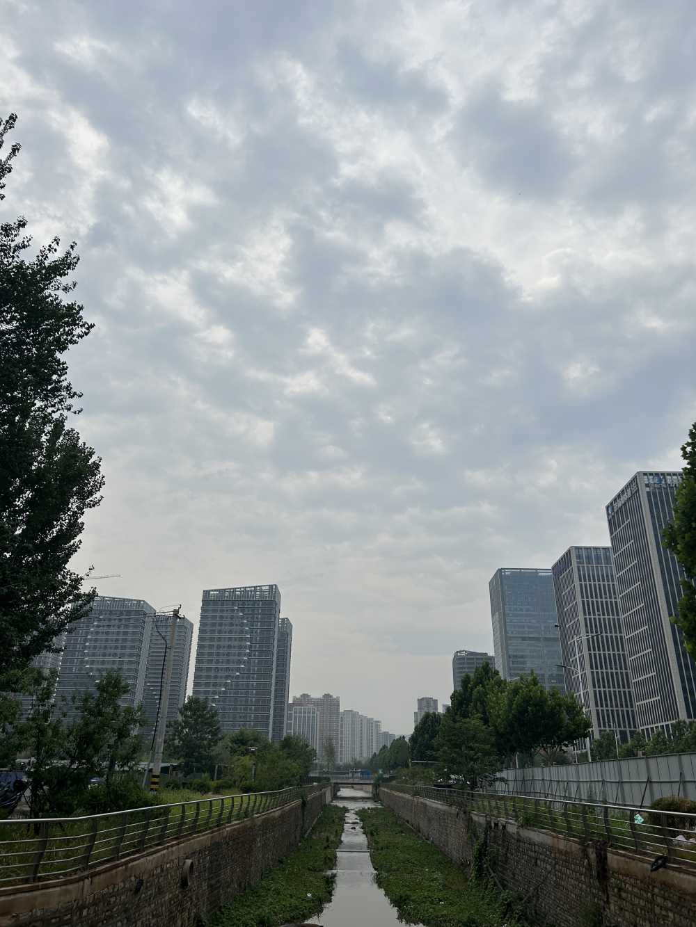 两侧的巨人守护好这条小河