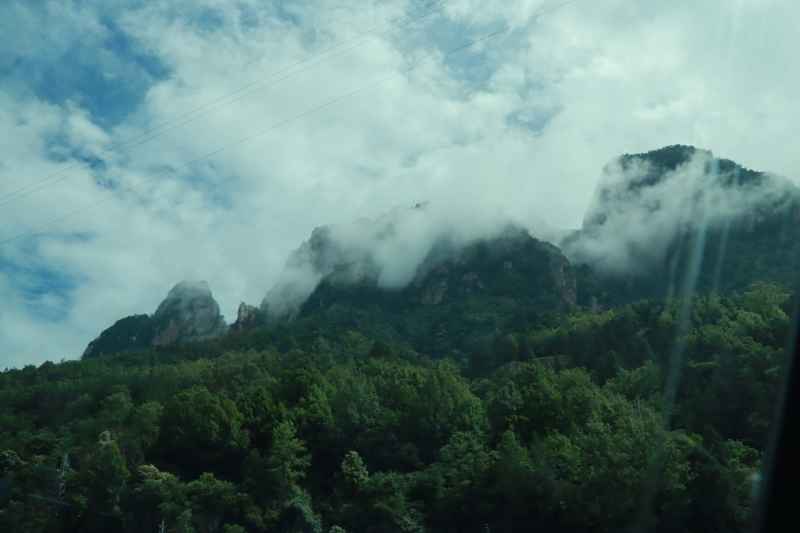 云雾缭绕青山