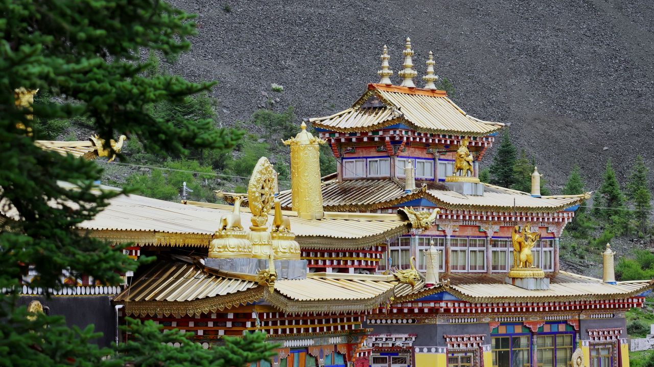 川西措卡湖唯美自然风光特色建筑