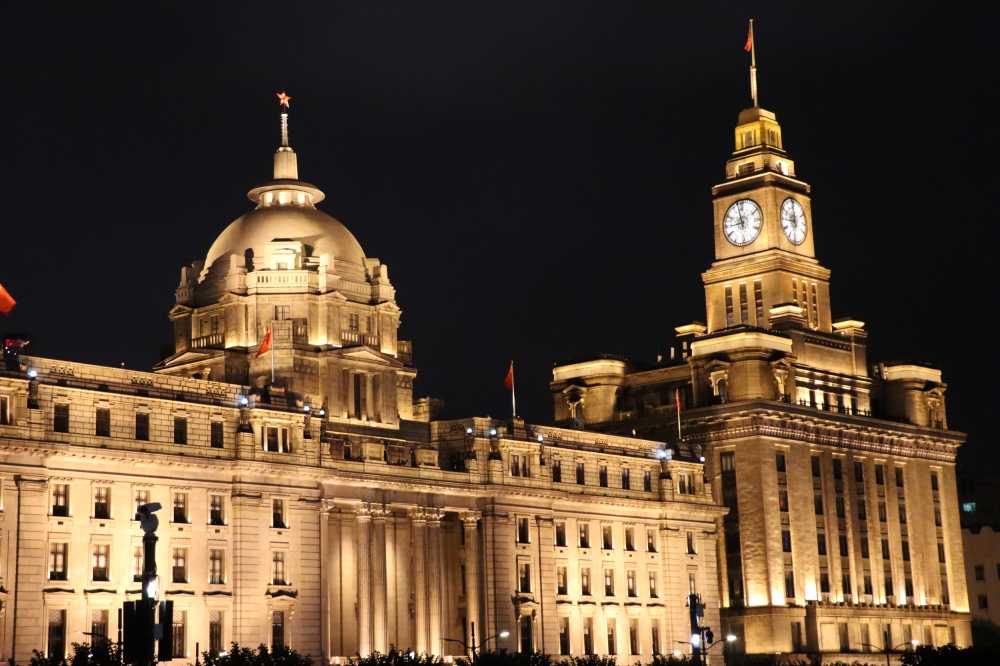 夜晚之中的外滩万国建筑群一角