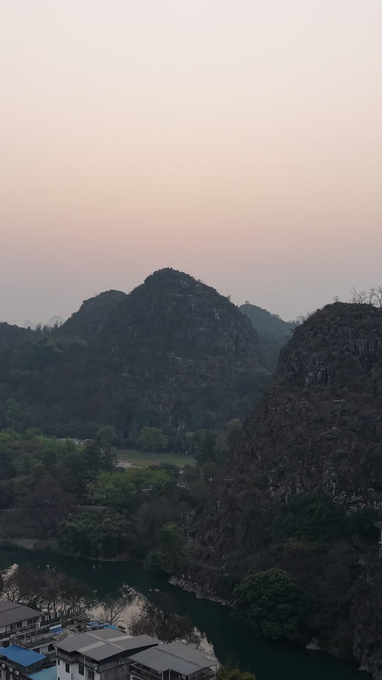 日落山间静谧之美