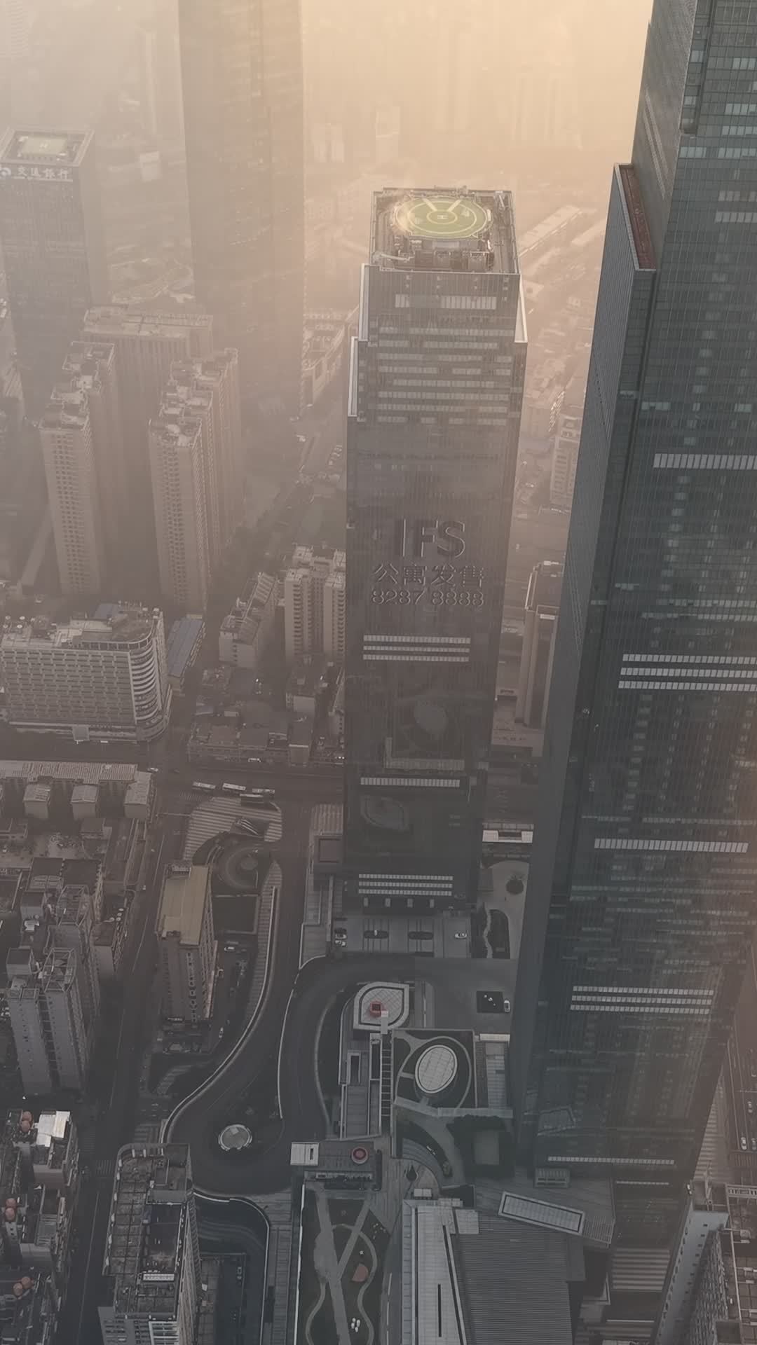 晨雾中的都市天际线