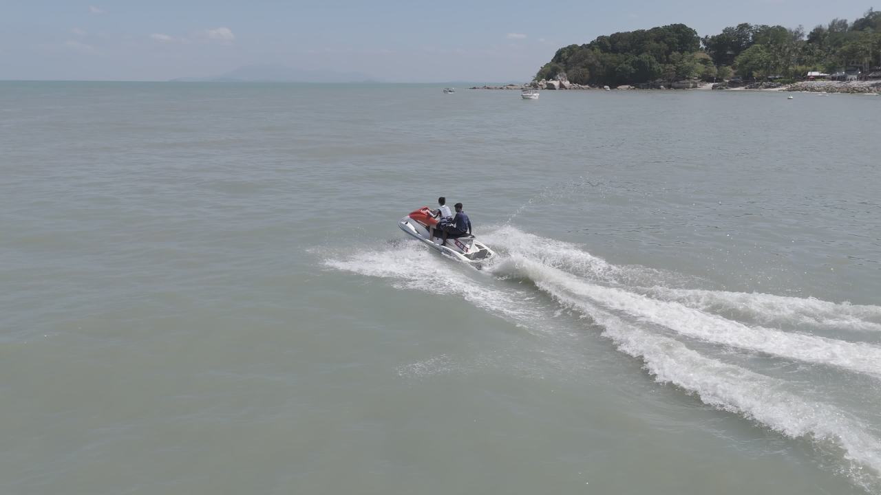 三人乘水上摩托疾驰海上