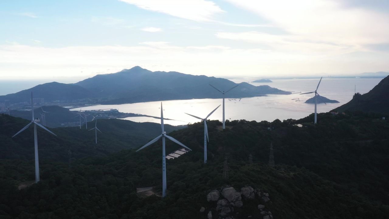 航拍 山 风车 海