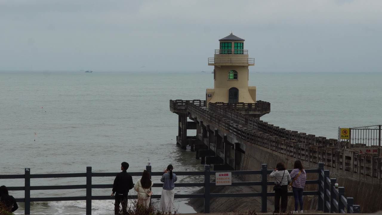 海边灯塔与游客