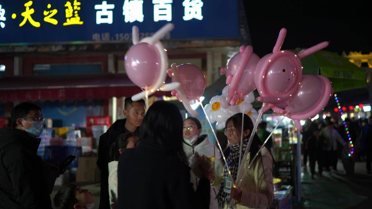 夜市上的兔子气球