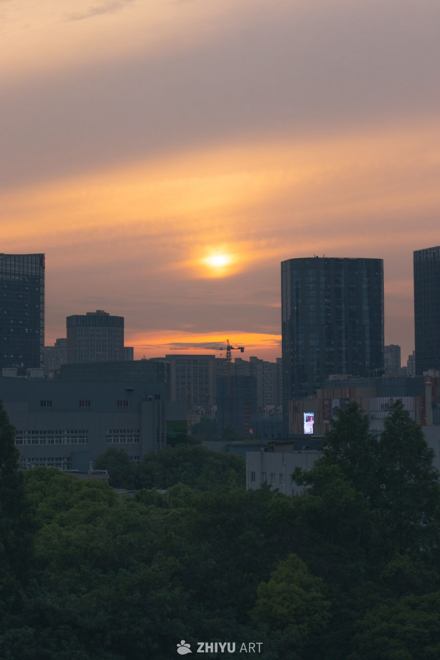 都市黄昏：高楼与夕阳
