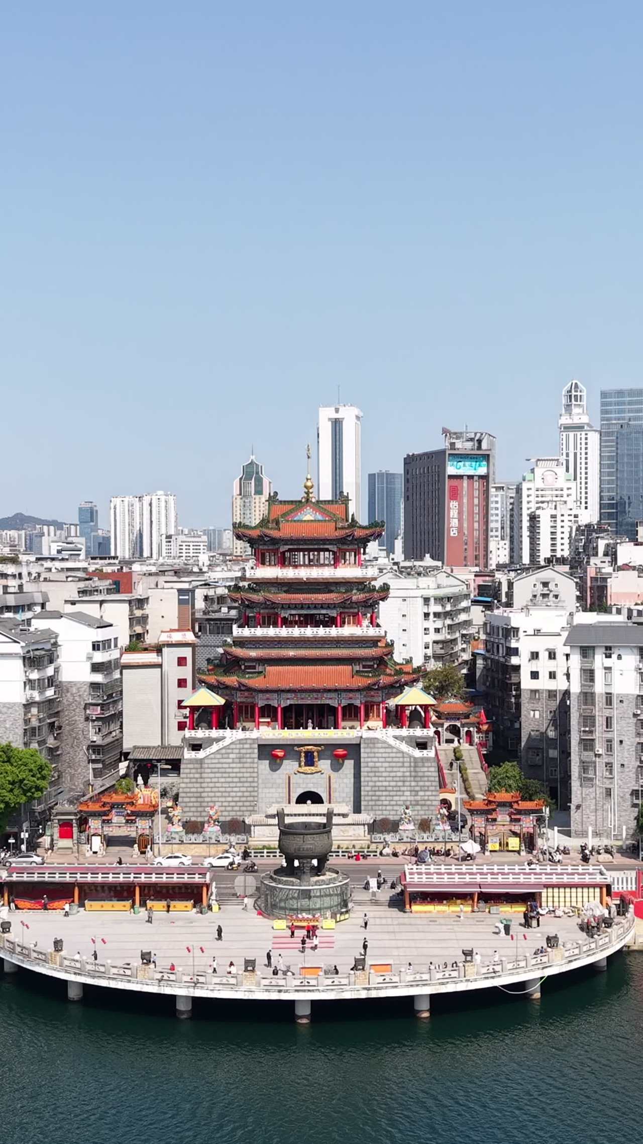 传统与现代交织的都市风景