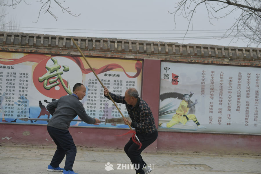 老年武术爱好者挥舞长棍