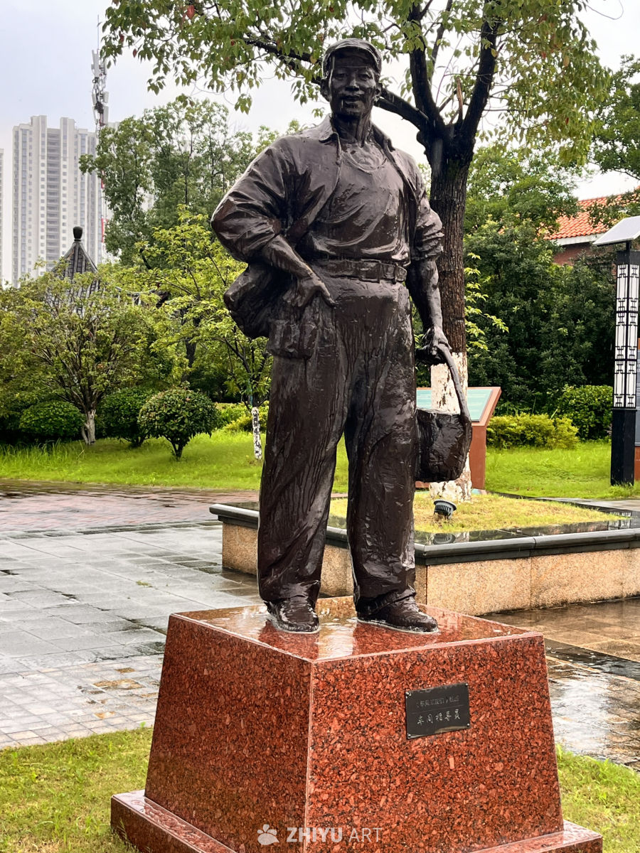 雨后公园里的工人雕像