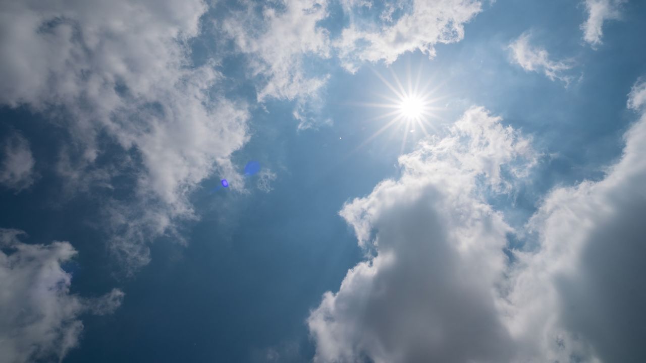 太阳日出日落夕阳逆光刺眼星芒