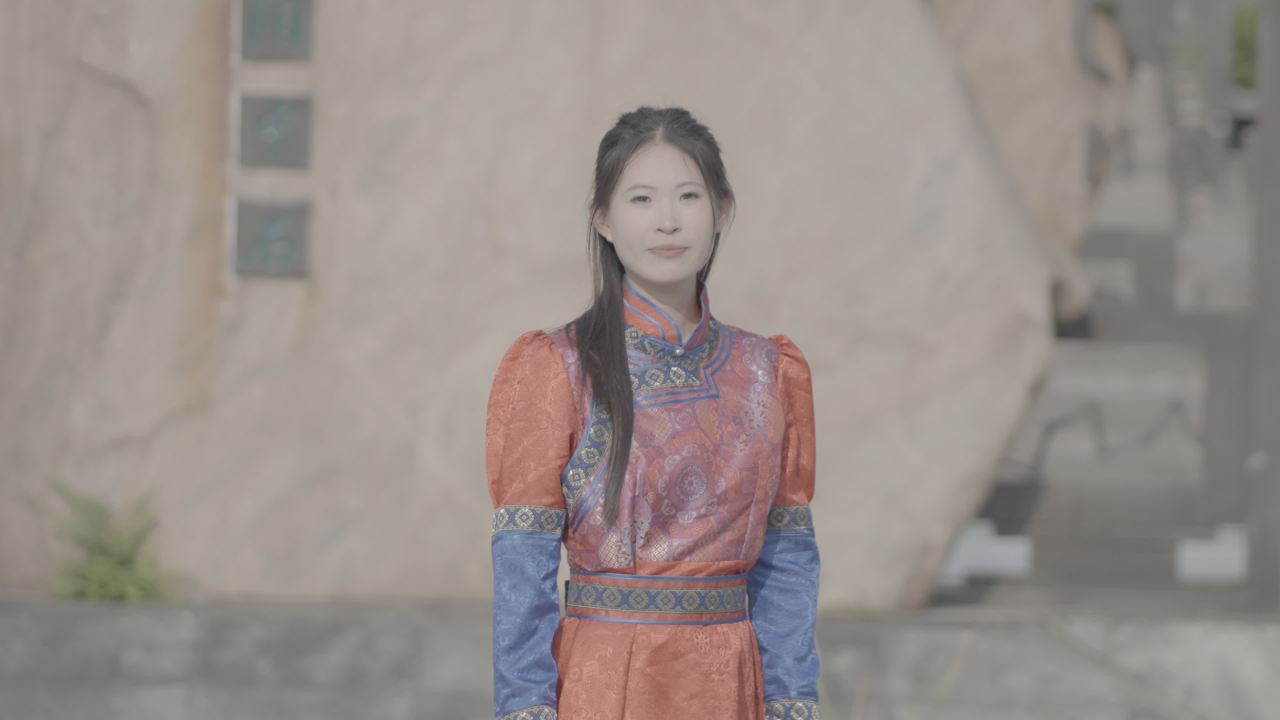 身穿传统服饰的微笑女子