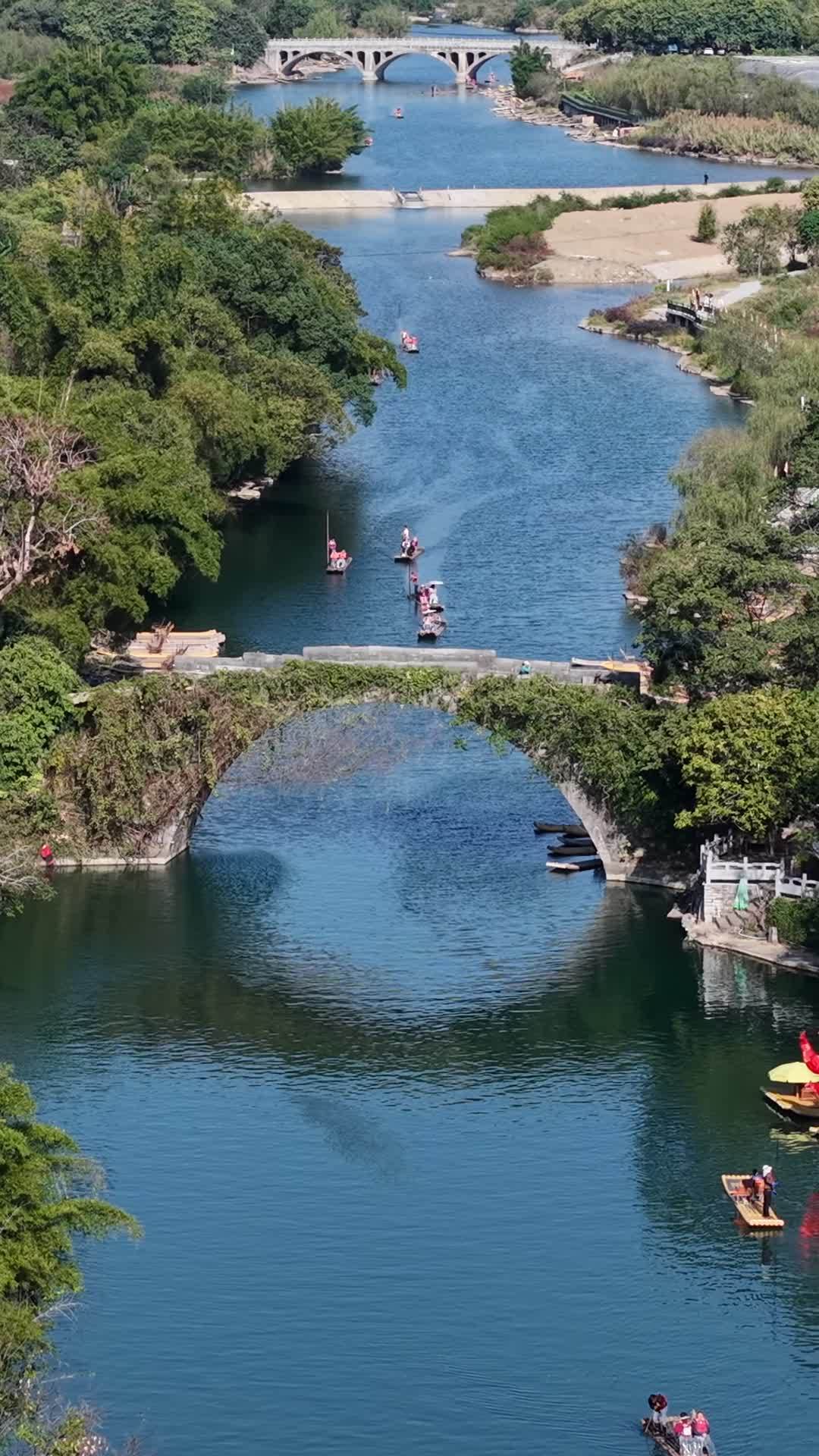 竹筏游河，静谧时光