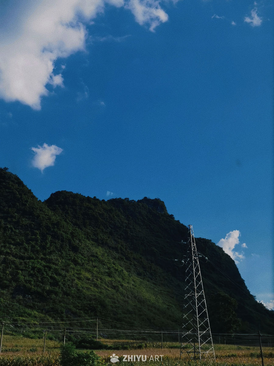 山间晴空下的宁静