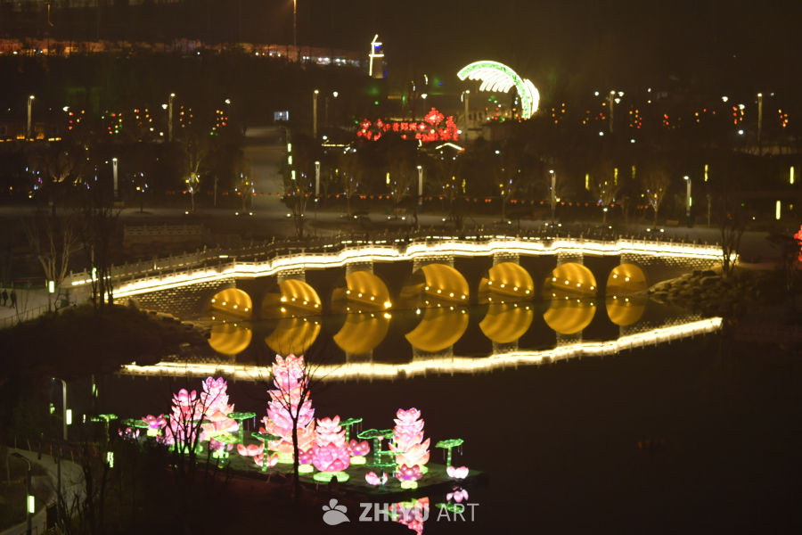 夜景中的荷花灯与桥梁