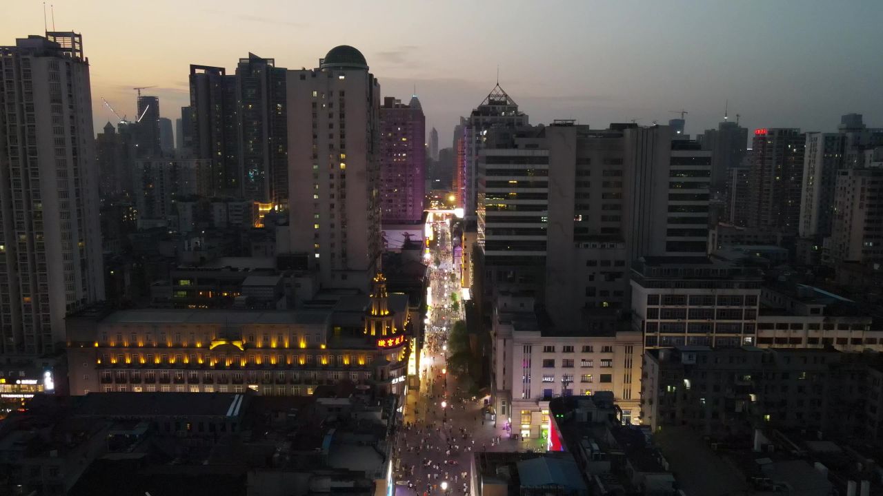 湖北武汉江汉路步行街夜景人流