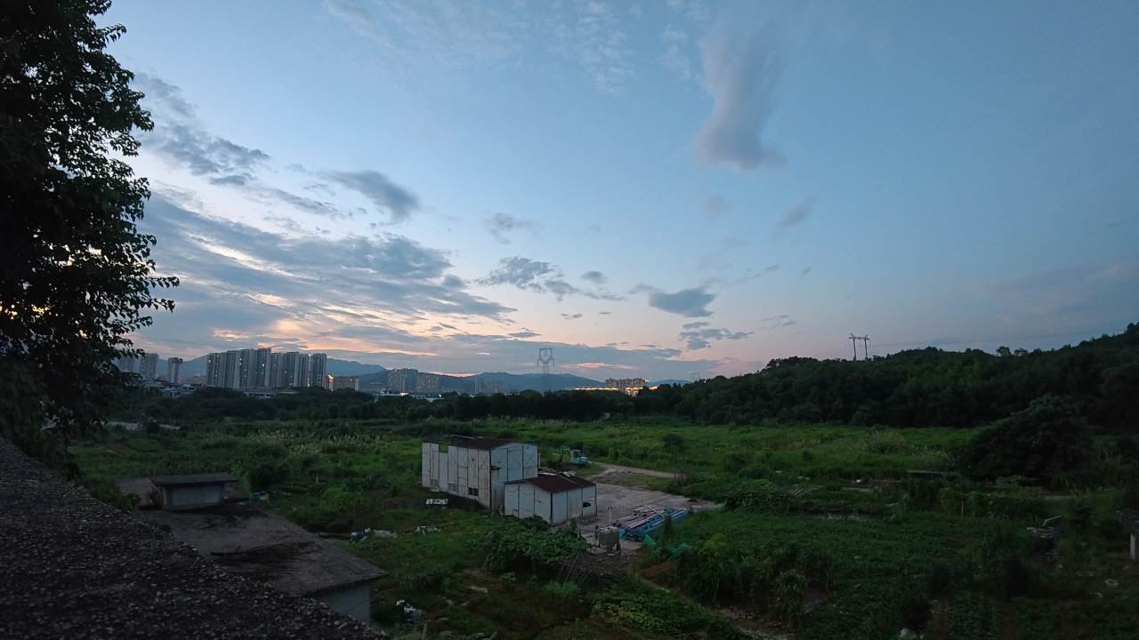 黄昏田野的宁静时光
