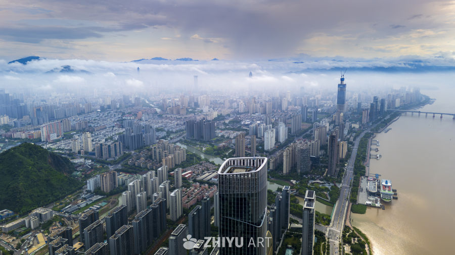 云端之城：现代都市的壮丽景色