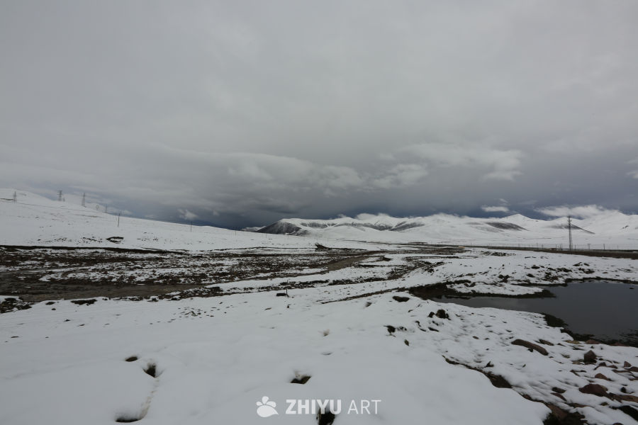 雪山下的宁静河流