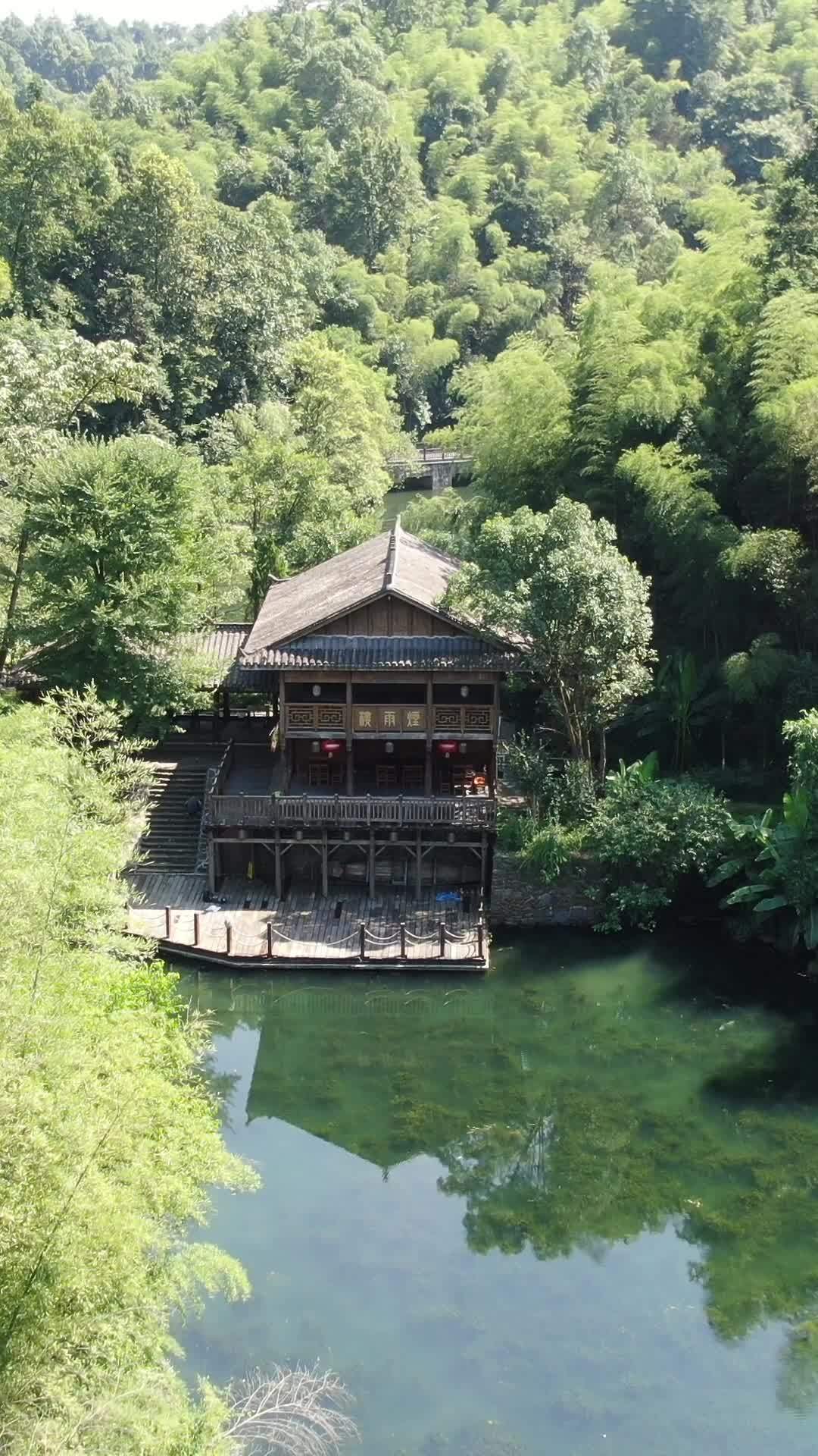 湖畔木屋的宁静时光