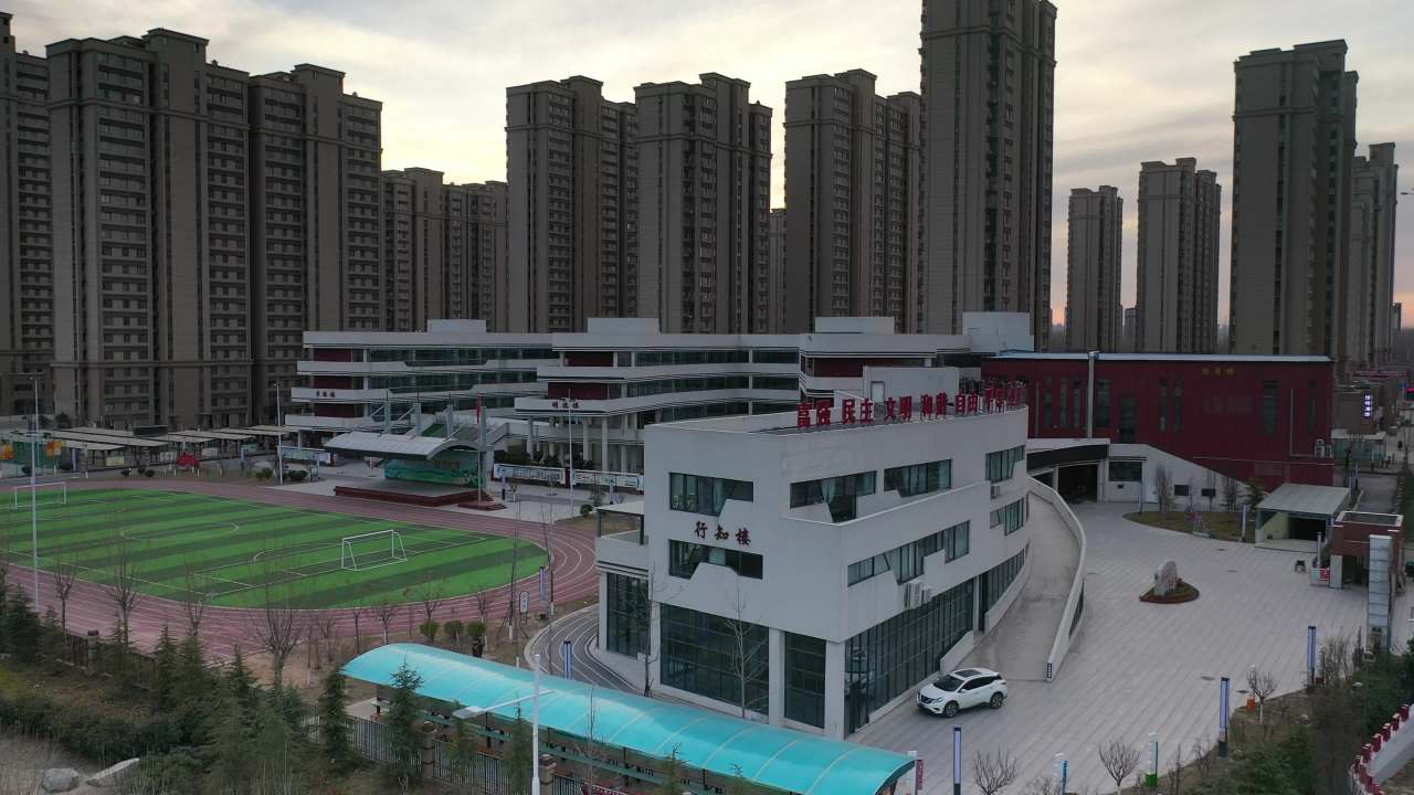 夕阳下的城市全景