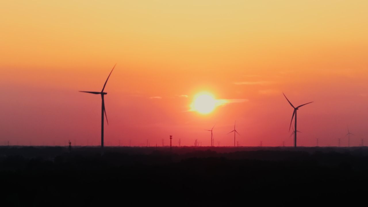 夕阳下的风电航拍