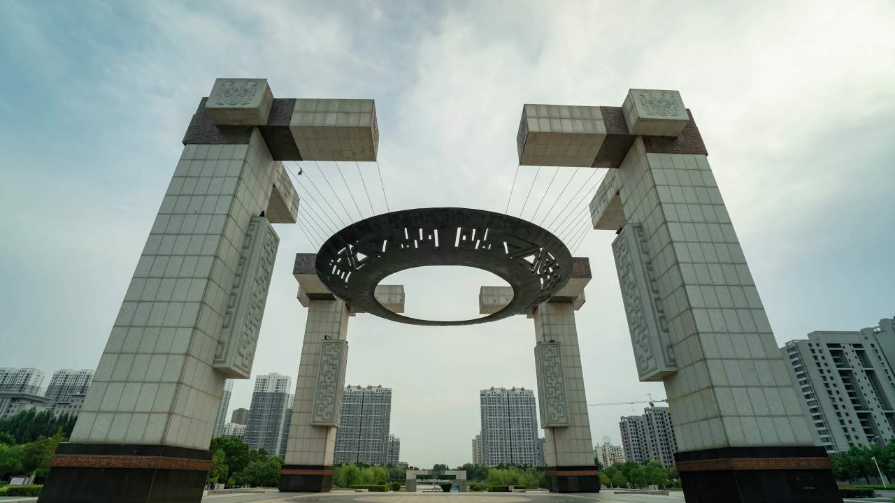 城市地标与天空的动态