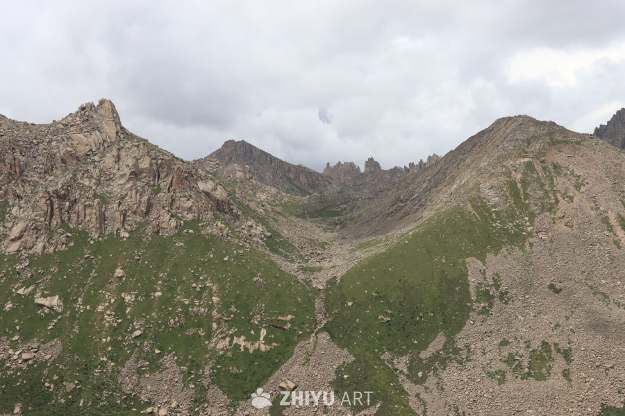 高山峡谷的静谧之美