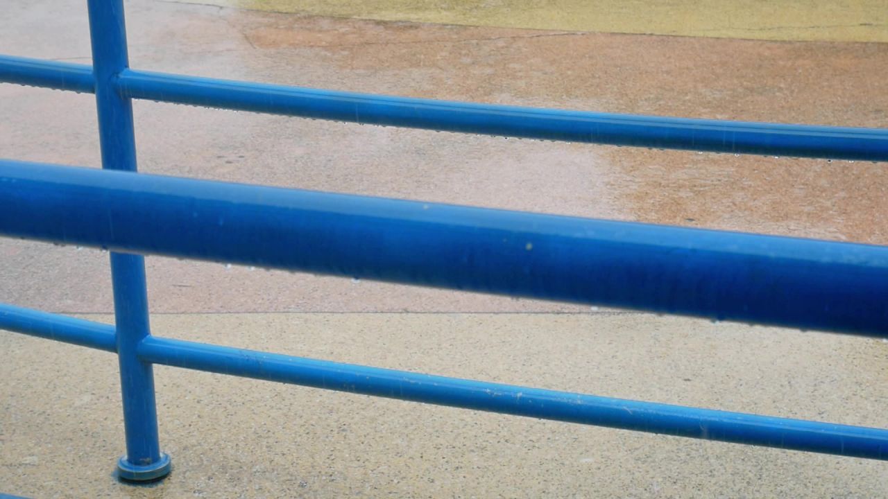 雨中的蓝色栏杆