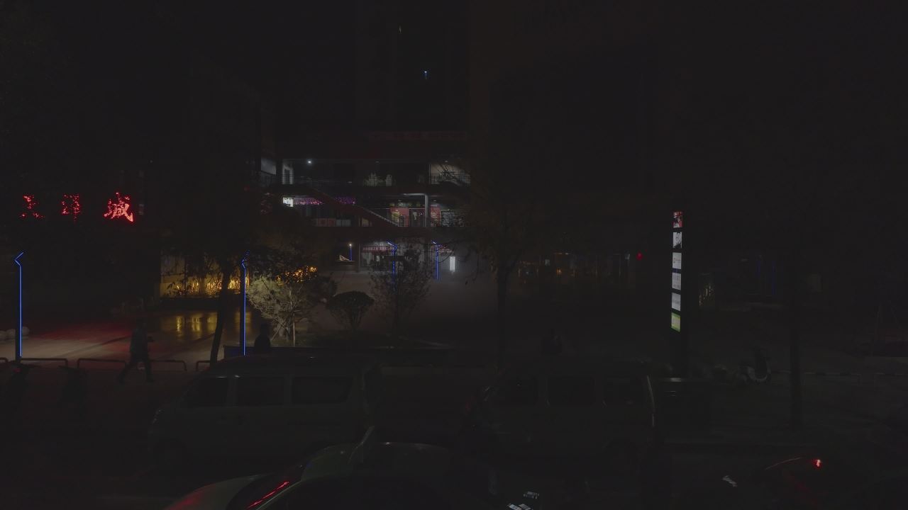 夜幕下的城市角落