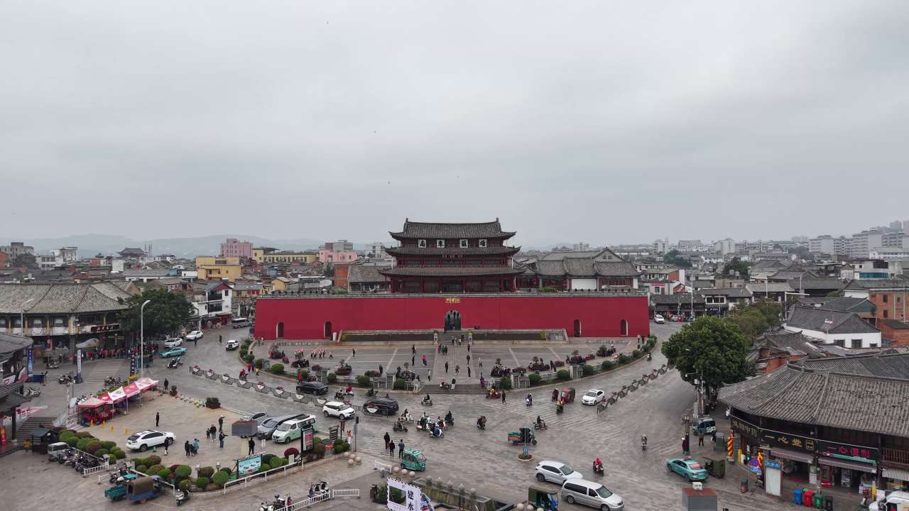 古城红墙与现代都市的交融