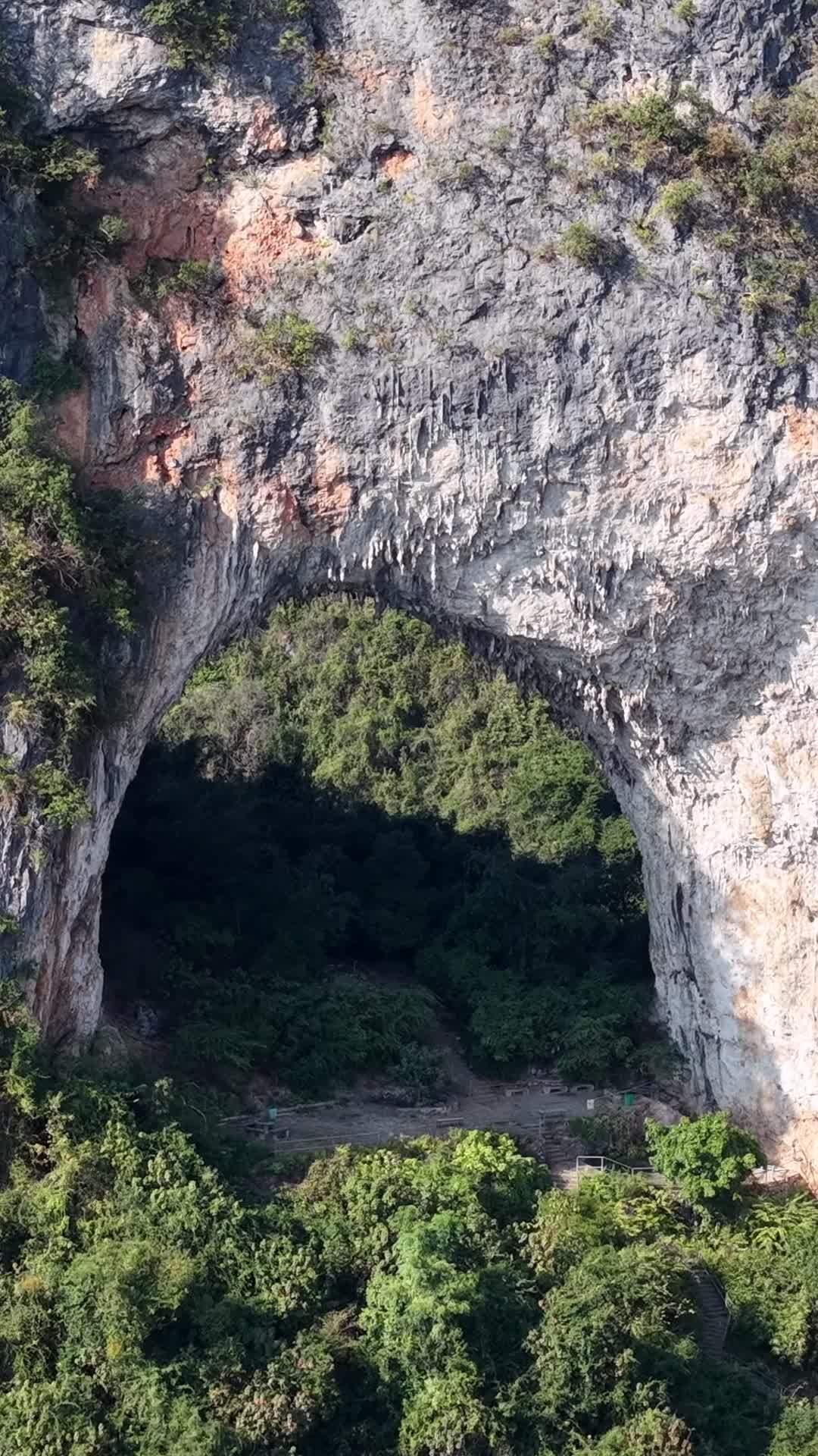 天然拱门的神秘洞穴