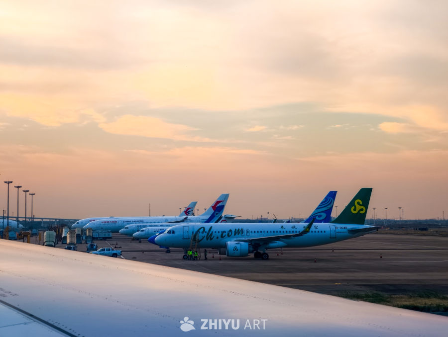 夕阳下的机场停机坪