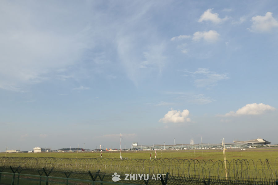 机场全景与蓝天白云