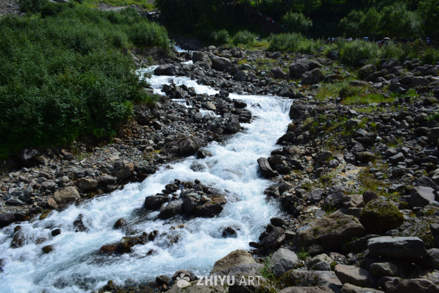 湍急溪流穿石景